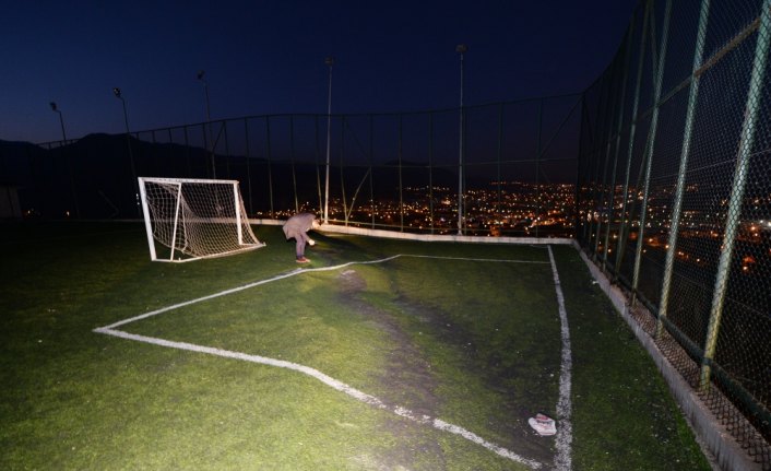 Atıl durumdaki halı sahada toprak kayması