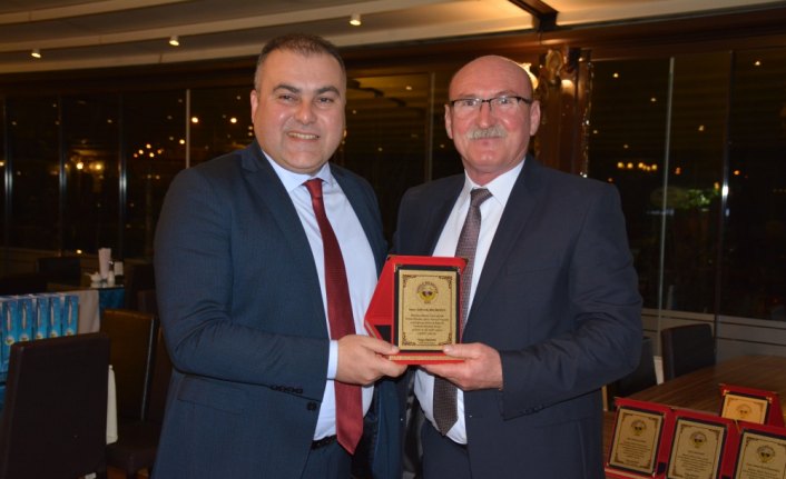 Başkan Erener, meclis üyelerine plaket verdi