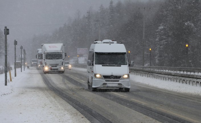 Bolu Dağı'nda kar yağışı etkisini arttırdı