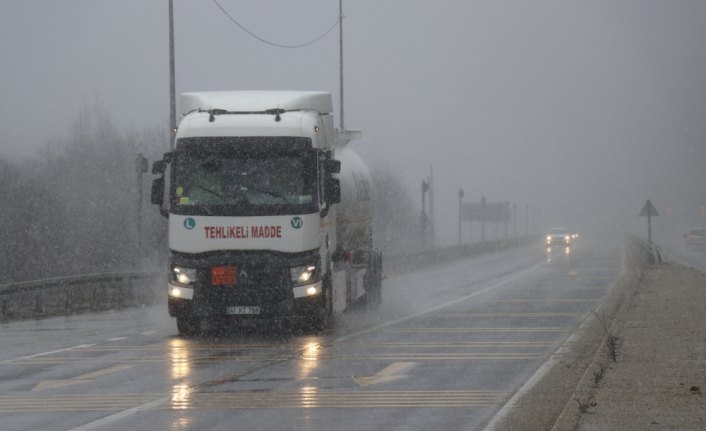 Bolu Dağı'nda kar yağışı ve sis