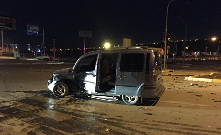 Çorum'da hafif ticari araçla otomobil çarpıştı: 4 yaralı