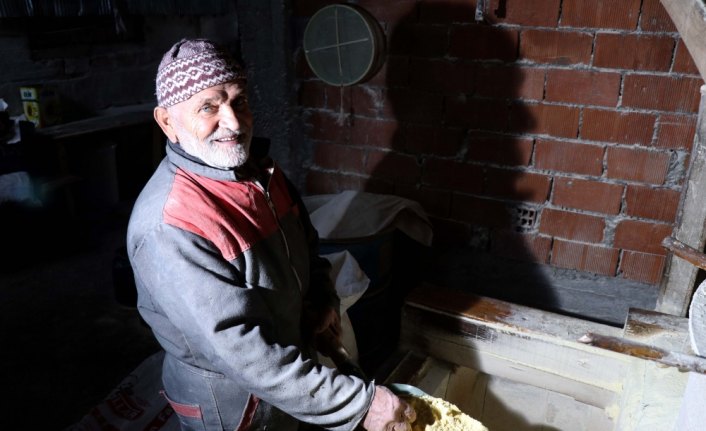 Değirmenin çarkını 64 yıldır döndürüyor