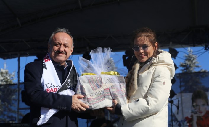 Demet Akalın'dan Ilgaz Dağı'nda konser