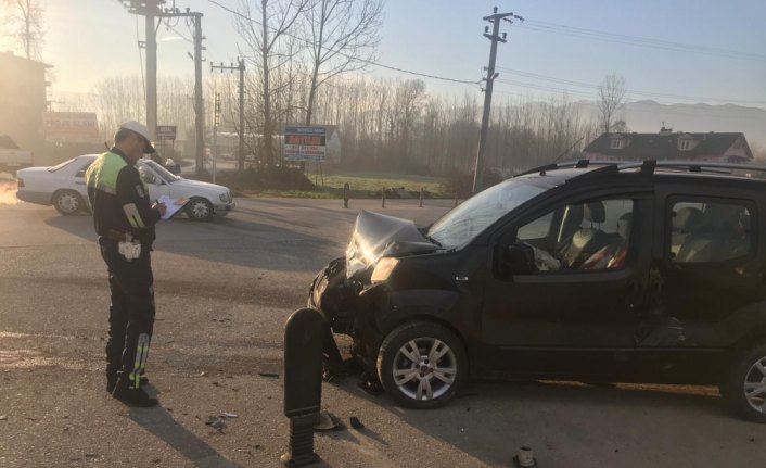 Düzce'de 2 araç çarpıştı: 1 yaralı