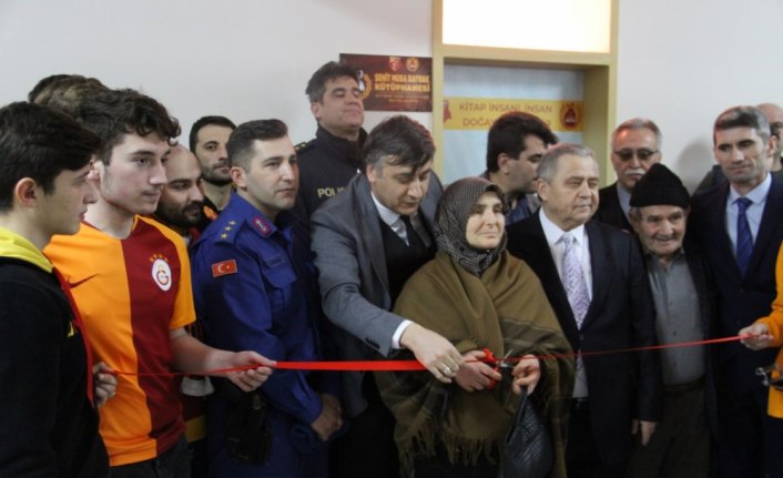 Galatasaray taraftar grubundan Bafra'daki okula kütüphane