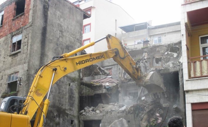 Giresun'da metruk binalar yıkılıyor