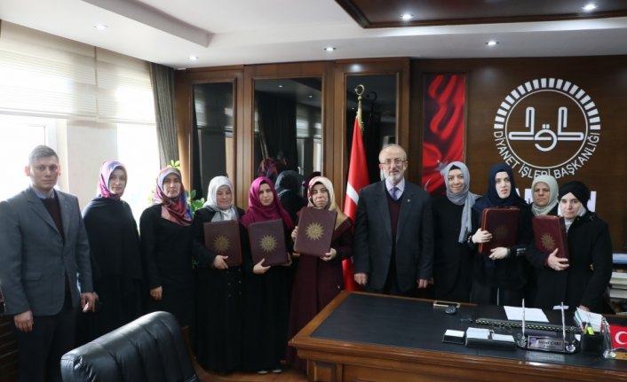 Görme engelli kursiyerlere Kur'an-ı Kerim hediyesi