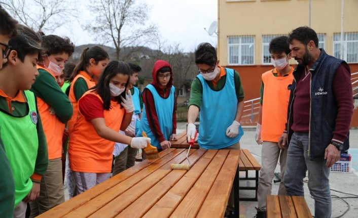 Hurda sıralar öğrencilerin ellerinde yeniden hayat buluyor