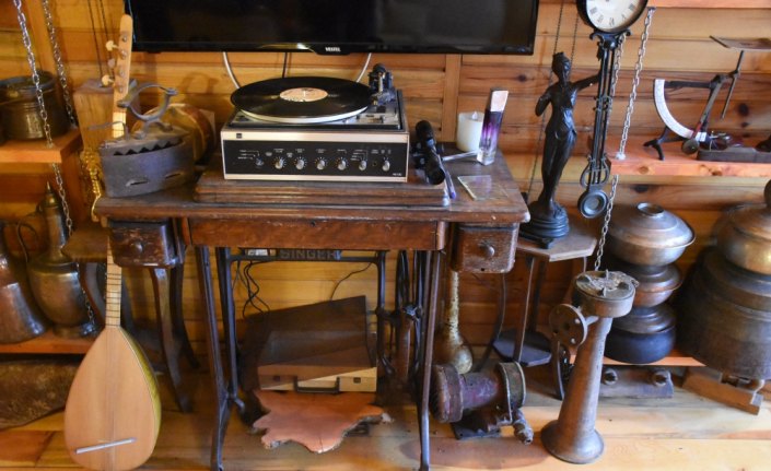 İş yerinin çatı katını müzeye çevirdi