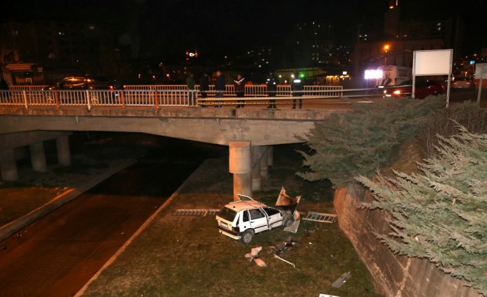 Kastamonu'da otomobil köprüden dereye düştü: 4 yaralı