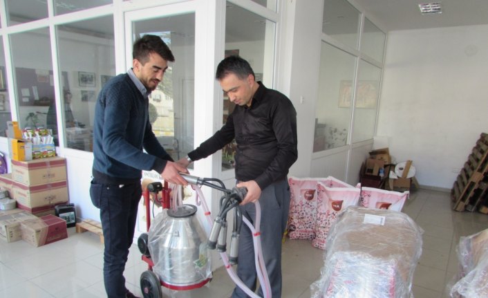 Kavak'ta sığır yetiştiricilerine süt sağım makinesi dağıtıldı