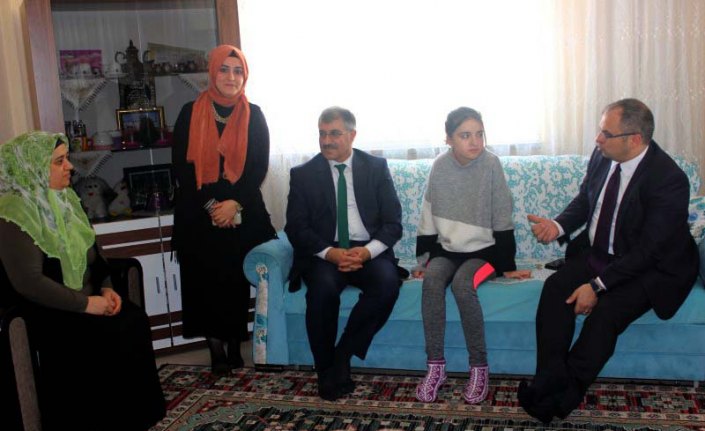 Kaymakam Üçer'den evde eğitim gören öğrencilere ziyaret
