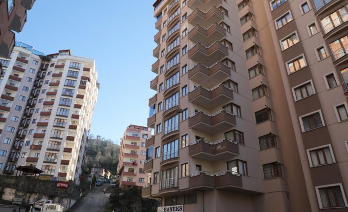 Markete gitmeye üşenince evinin balkonuna 