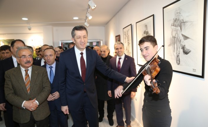Milli Eğitim Bakanı Selçuk öğrencilerin konserini dinledi