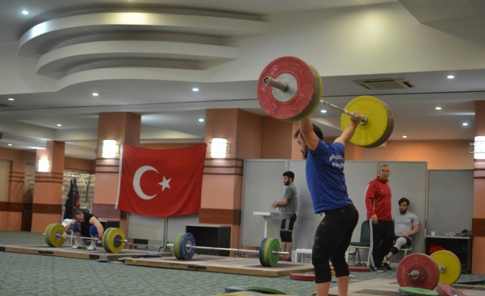 Milli haltercilerin Avrupa Şampiyonası mesaisi sürüyor