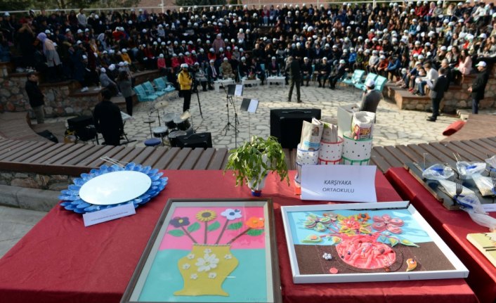 Minik öğrenciler atık malzemelerden giysi yaptı