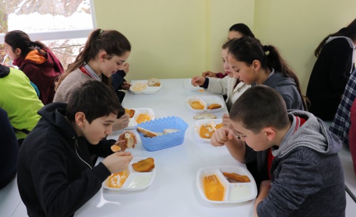 Müdür vekili işçi gibi çalıştı, öğrenciler yemekhaneye kavuştu
