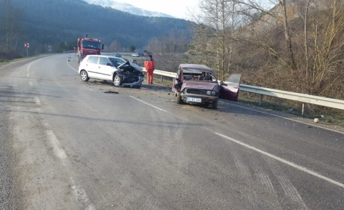 Mudurnu'da iki otomobil çarpıştı: 1 yaralı