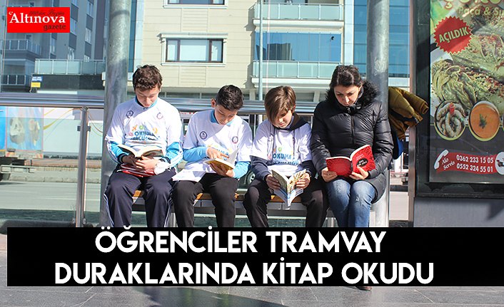 Öğrenciler tramvay duraklarında kitap okudu