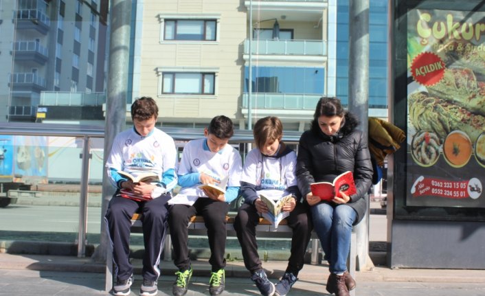 Öğrenciler tramvay duraklarında kitap okudu