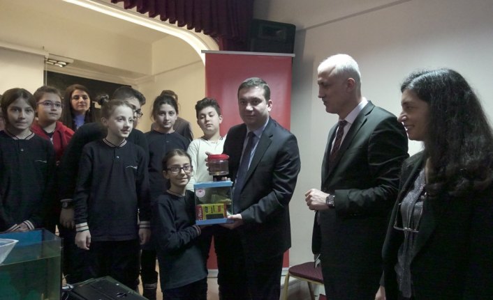 Öğrencilere akvaryum ve balık dağıtıldı