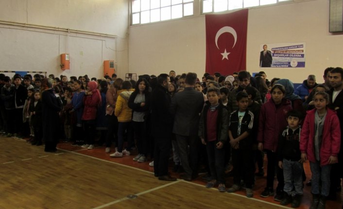 Öğrencilere spor malzemesi dağıtıldı