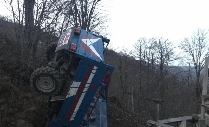 Ordu'da tarım aracı şarampole devrildi: 4 yaralı