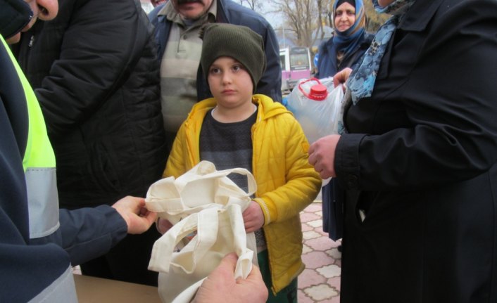 Pet şişe getirenlere bez torba