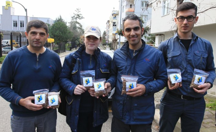 PTT çalışanlarından sokak hayvanlarına teslimat
