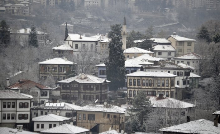 Safranbolu konakları beyaza büründü
