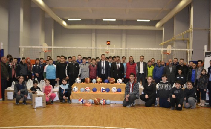 Safranbolu'da okullara spor malzemesi dağıtıldı