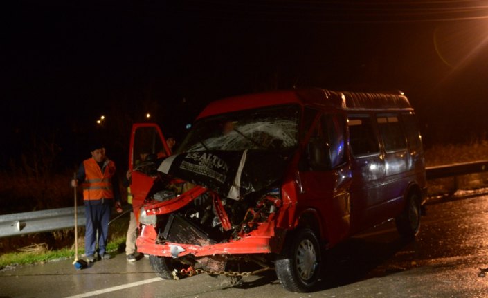 Sinop'ta iki minibüs çarpıştı: 13 yaralı