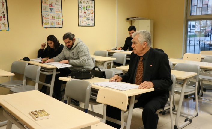 Torunları için Almanca öğrenmeye çalışıyor