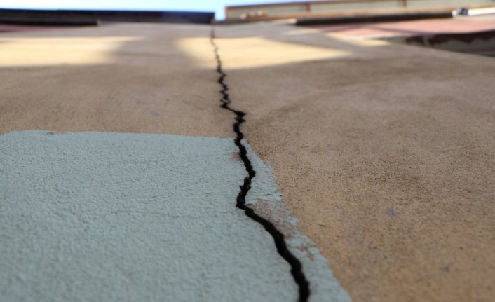 Trabzon'da çatlaklar oluşan bina boşaltıldı