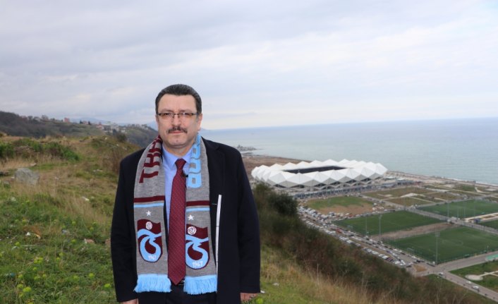Trabzon'da, dev Trabzonspor bayrağı asıldı