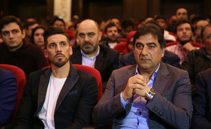 Ünal Karaman ve Trabzonsporlu futbolcular, öğrencilerle buluştu