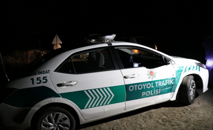 Uygulamadan kaçan otomobil köprüden düştü: 4 yaralı