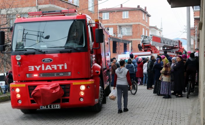 Yangında çocukları, komşuları ve itfaiye ekibi kurtardı