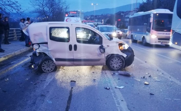 Zincirleme trafik kazası: 2 yaralı