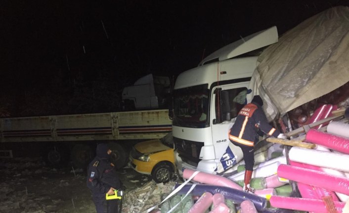 Zincirleme trafik kazası kara yolunu kapattı