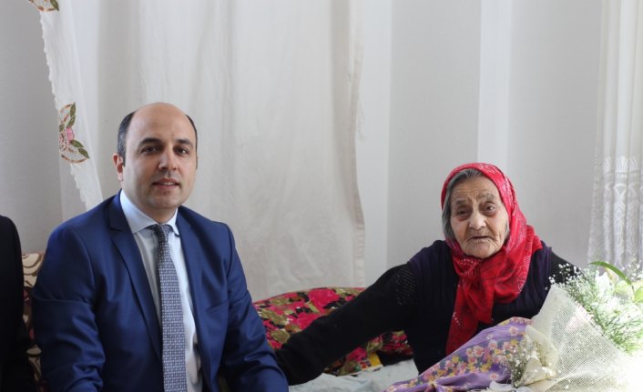 107 yaşındaki Feriye nineye doğum günü sürprizi