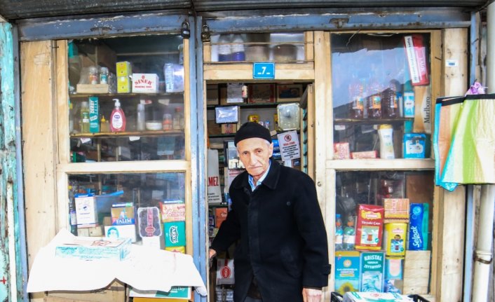 9 metrekarelik dükkanda üç çocuk okutup 65 yıl geçirdi
