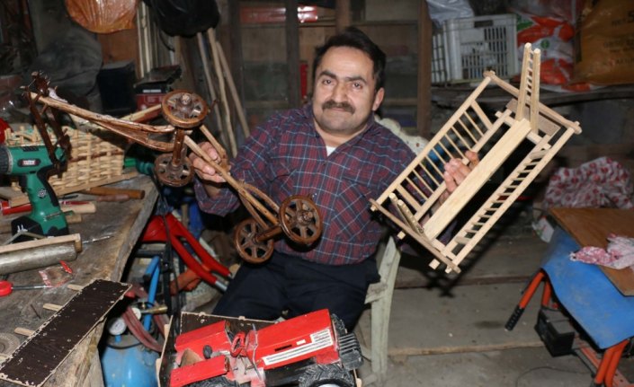 Ağaç parçalarını minyatür tarım araçlarına dönüştürüyor