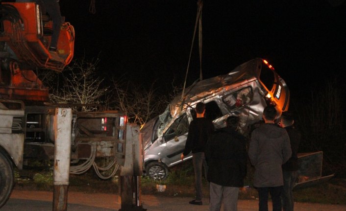 Akçakoca'da otomobil devrildi: 1 yaralı