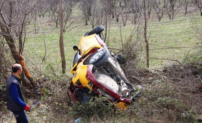 Amasya'da taksi devrildi: 2 yaralı