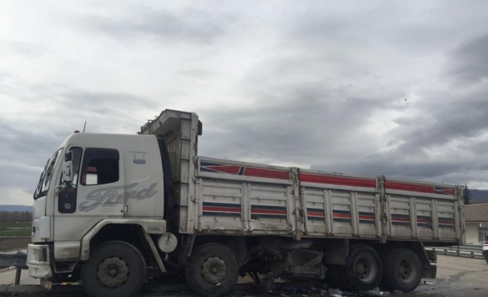 Amasya'nın Merzifon ilçesinde yolcu otobüsü ile kamyonun çarpışması sonucu çok sayıda kişi yaralandı, olay yerine sağlık ekipleri sevk edildi.