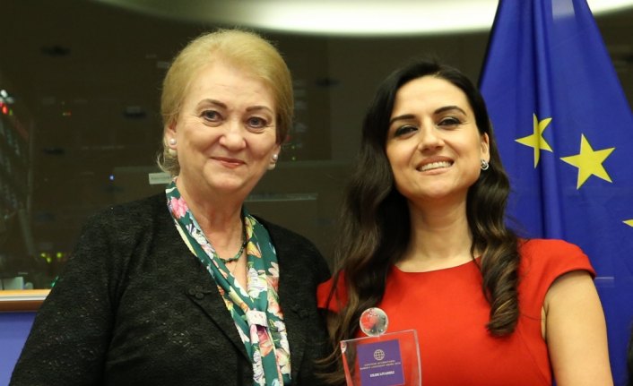 AP'den Dilek öğretmene ödül