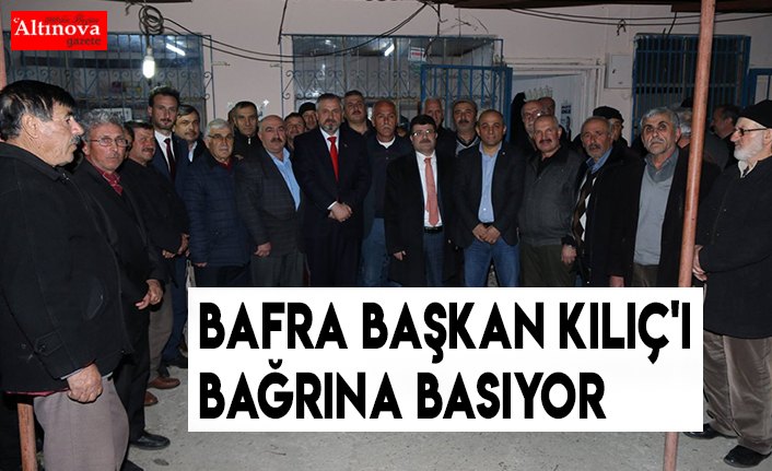 BAFRA BAŞKAN KILIÇ'I BAĞRINA BASIYOR