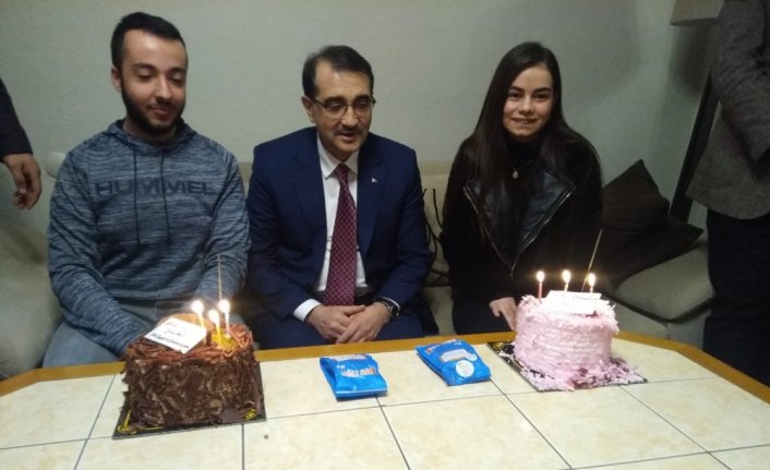 Bakan Dönmez, gençlerin doğum gününü kutladı