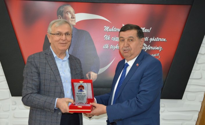 Başkan İkiz'den meclis üyelerine plaket